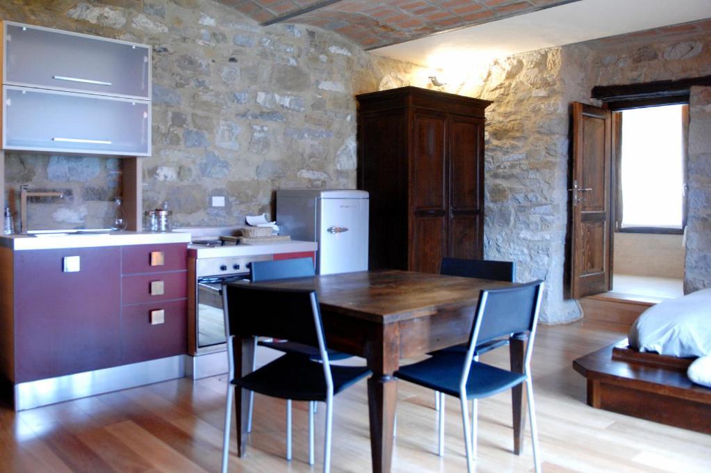 Borgo Pianello Holiday Homes And Winery Lizzano In Belvedere Ruang foto